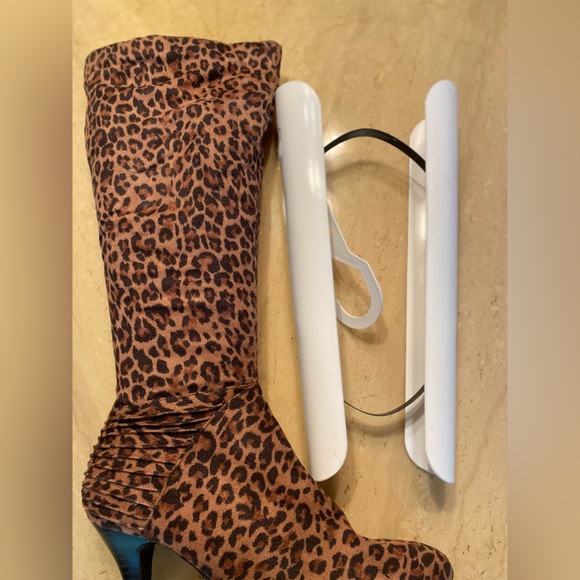 Leopard print suede heeled boots + FREE BOOT STUFFERS - Picture 5 of 5